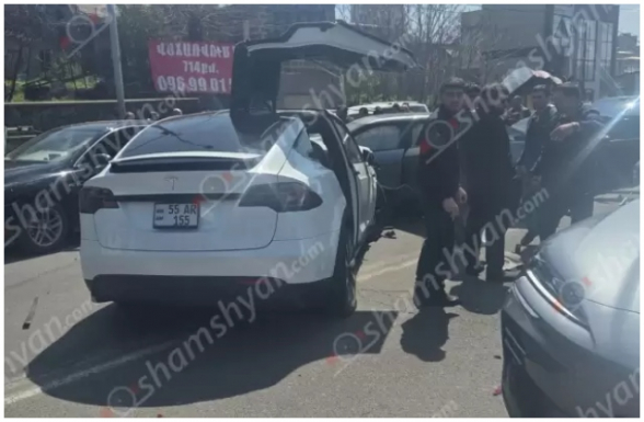 Թբիլիսյան խճուղում բախվել են «Tesla»-ն, «Mercedes»-ը, «Hongqi»-ն, «Kia»-ն, «Lixiang»-ը, «BYD»-ը և «Ford»-ը